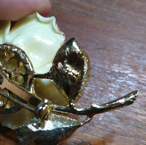 Vintage Coro Yellow Rose Brooch with Gold Highlights, Floral, Granny, Re… - Picture 5 of 7